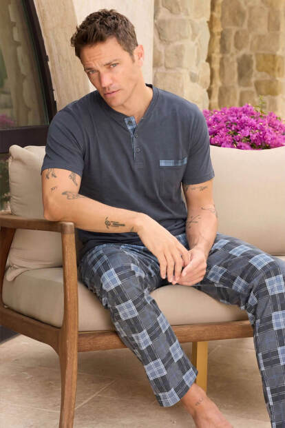 Koyu Gri Ekose Patlı Cep Detaylı Kısa Kollu Erkek Pijama Takımı 