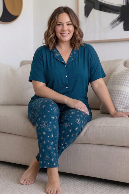 Koyu Lacivert Papatya Desenli Büyük Beden Kısa Kollu Önden Düğmeli Bambu Kadın Pijama Takımı - 2