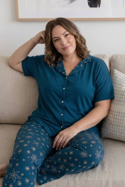 Koyu Lacivert Papatya Desenli Büyük Beden Kısa Kollu Önden Düğmeli Bambu Kadın Pijama Takımı - 4