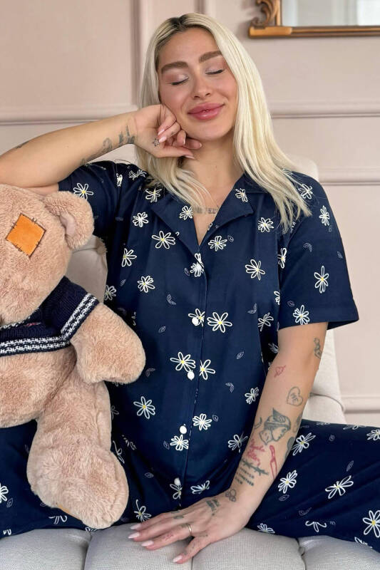 Lacivert Soft Daisy Desenli Bambu Önden Düğmeli Kısa Kol Pijama Takımı - Pijamaevi
