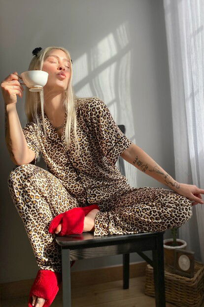 Leopar Desenli Örme Önden Düğmeli Kısa Kol Kadın Pijama Takımı - 1