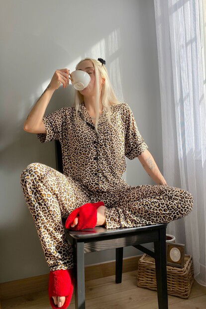 Leopar Desenli Örme Önden Düğmeli Kısa Kol Kadın Pijama Takımı - 2