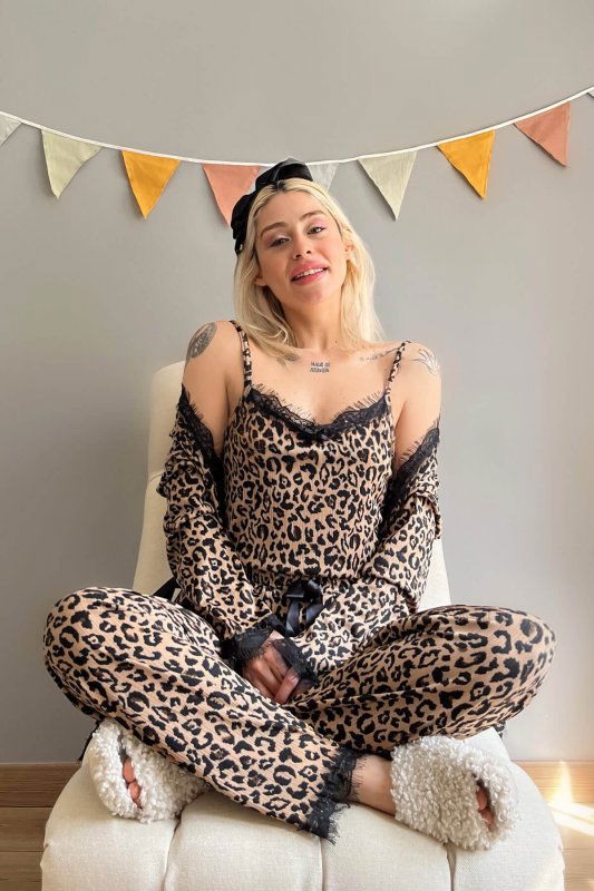 Leopar Desenli Sabahlıklı Pegasus Pijama Takımı - Pijamaevi (2)