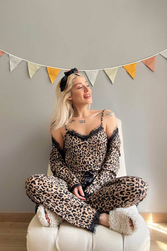 Leopar Desenli Sabahlıklı Pegasus Pijama Takımı - Pijamaevi (3)