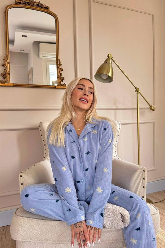 Mavi Çam Desenli Önden Düğmeli Peluş Polar Pijama Takımı - Pijamaevi (1)