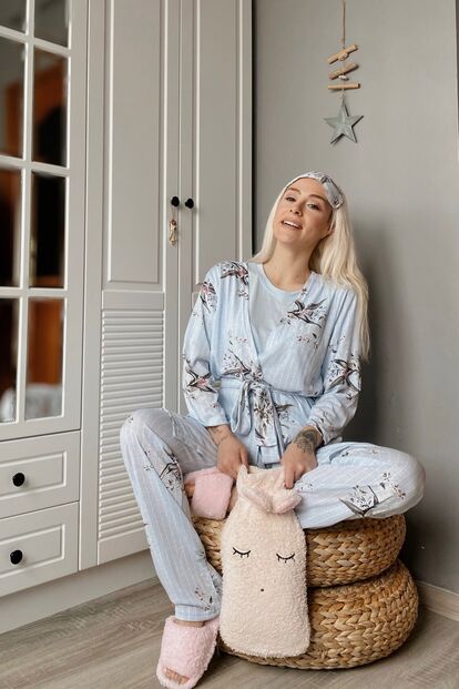 Mavi Çiçek Baskılı Sabahlıklı Pijama Takımı - 1