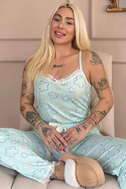 Mavi Çizgi Çiçek Dantelli İp Askılı Örme Kadın Pijama Takımı - Pijamaevi