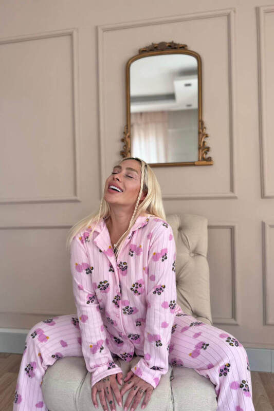 Pati Desenli Önden Düğmeli Peluş Polar Pijama Takımı - Pijamaevi (1)