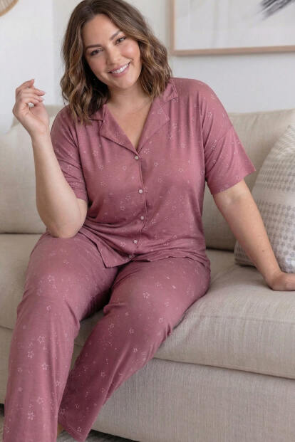 Pembe Yıldız Desenli Büyük Beden Kısa Kollu Önden Düğmeli Bambu Kadın Pijama Takımı 
