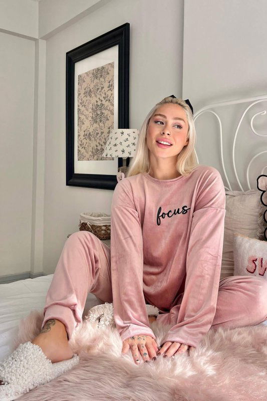 Pudra Focus Desenli Exclusive Kadife Kadın Pijama Takımı  - Pijamaevi (1)