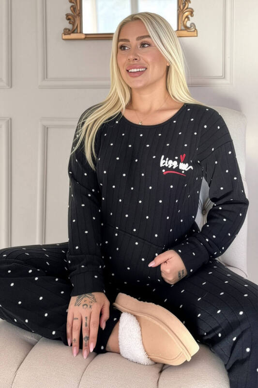 Siyah Kiss Desenli Kanguru Cepli Peluş Polar Pijama Takımı - Pijamaevi