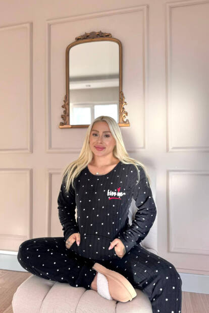 Siyah Kiss Desenli Kanguru Cepli Peluş Polar Pijama Takımı - 3