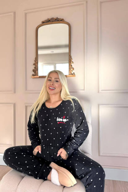 Siyah Kiss Desenli Kanguru Cepli Peluş Polar Pijama Takımı - 4