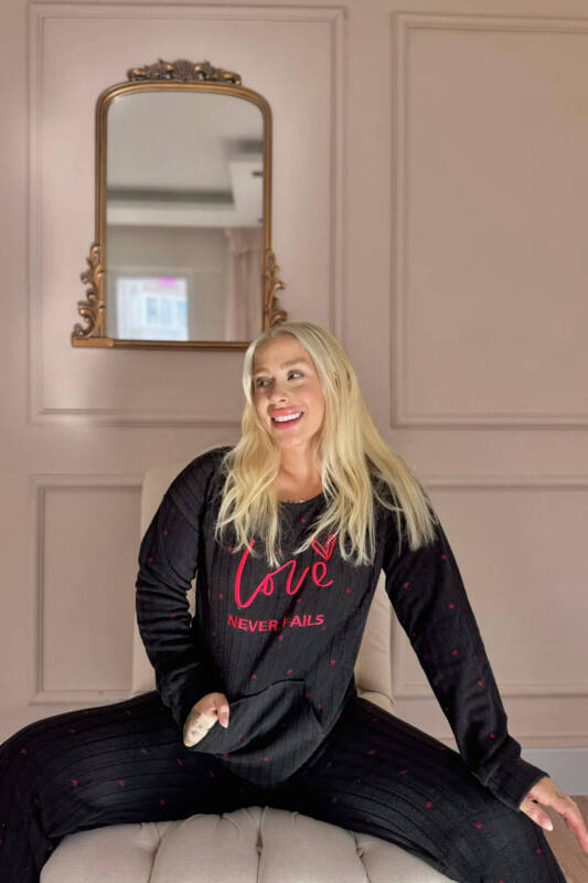 Siyah Love Desenli Kanguru Cepli Peluş Polar Pijama Takımı - Pijamaevi (3)