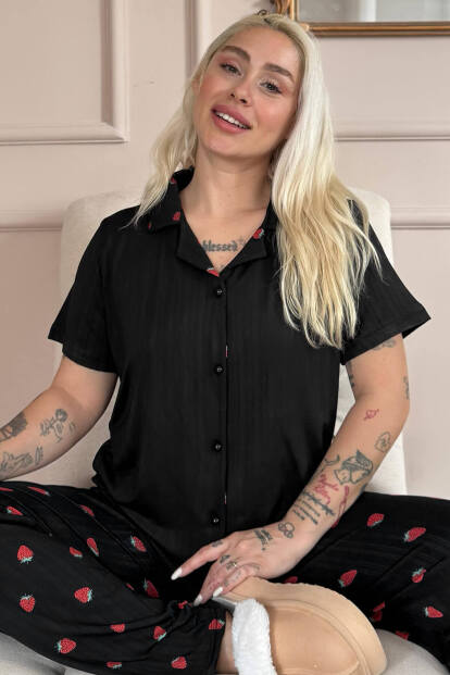 Siyah Noir Fraise Desenli Önden Düğmeli Marlenka Pijama Takımı 