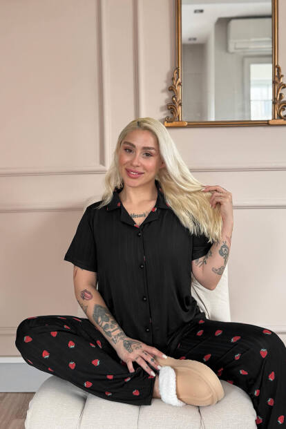 Siyah Noir Fraise Desenli Önden Düğmeli Marlenka Pijama Takımı - 2