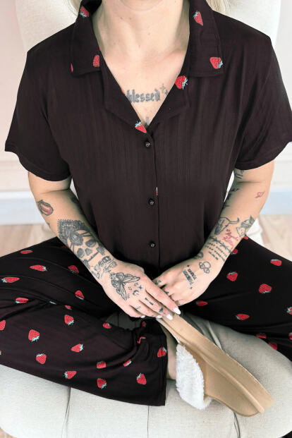 Siyah Noir Fraise Desenli Önden Düğmeli Marlenka Pijama Takımı - 4