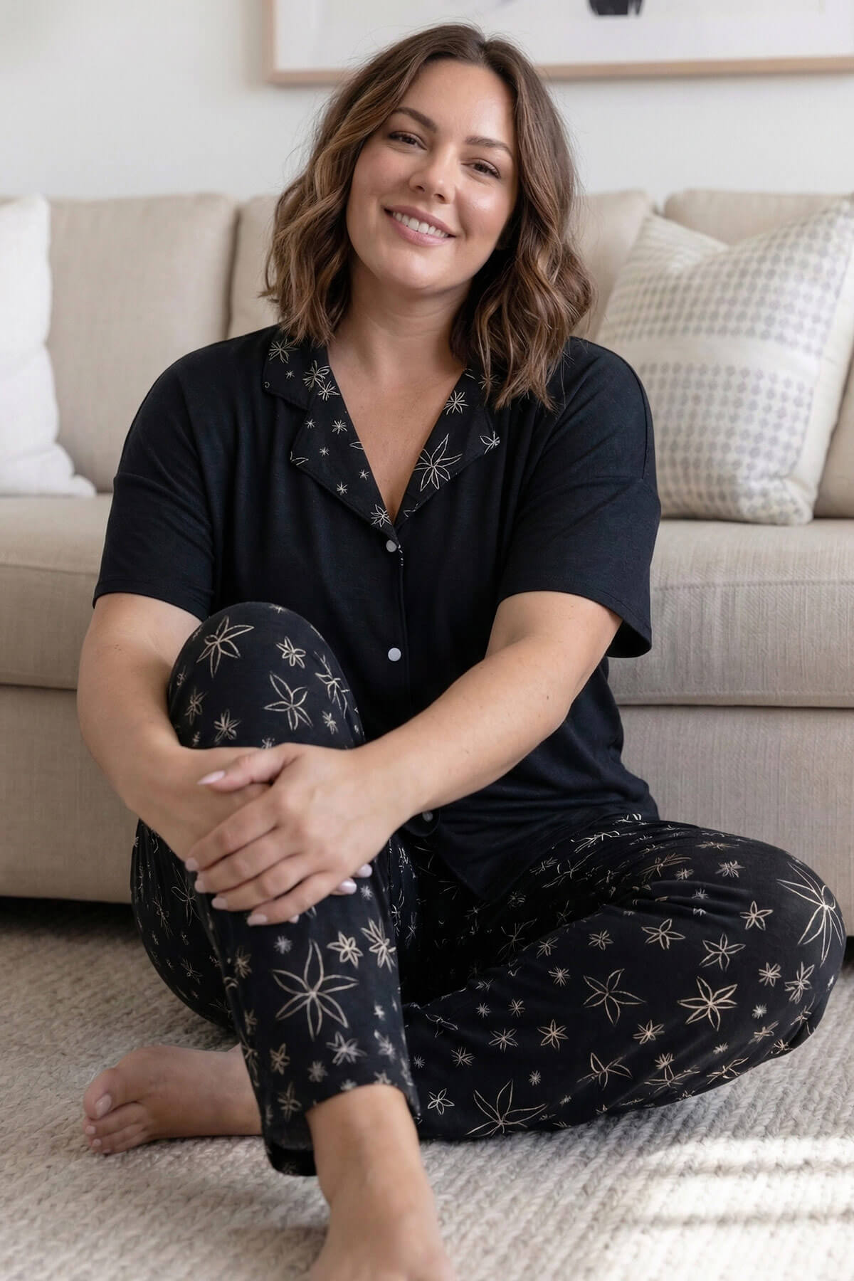 Siyah Papatya Desenli Büyük Beden Kısa Kollu Önden Düğmeli Bambu Kadın Pijama Takımı - Pijamaevi