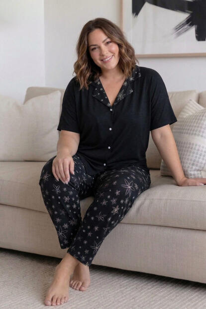 Siyah Papatya Desenli Büyük Beden Kısa Kollu Önden Düğmeli Bambu Kadın Pijama Takımı - 3