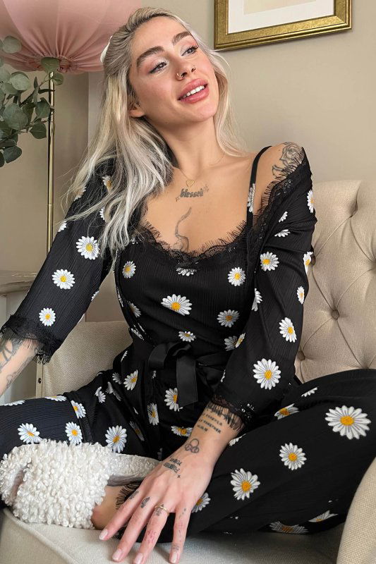Siyah Papatya Papatya Desenli Sabahlıklı Pegasus Pijama Takımı - Pijamaevi