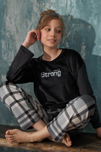 Siyah Strong Desenli Exclusive Kadife Kız Çocuk Pijama Takımı  - 5