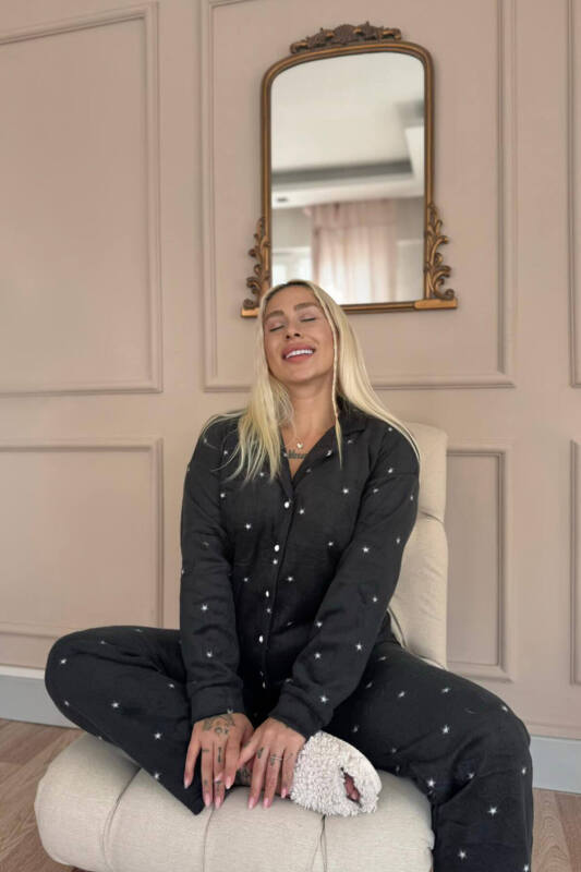 Siyah Yıldız Desenli Önden Düğmeli Peluş Polar Pijama Takımı - Pijamaevi (1)