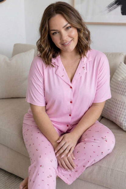 Toz Pembe Flower Desenli Büyük Beden Kısa Kollu Önden Düğmeli Bambu Kadın Pijama Takımı 