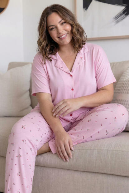 Toz Pembe Flower Desenli Büyük Beden Kısa Kollu Önden Düğmeli Bambu Kadın Pijama Takımı - 3