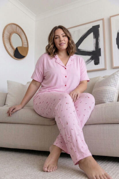 Toz Pembe Flower Desenli Büyük Beden Kısa Kollu Önden Düğmeli Bambu Kadın Pijama Takımı - 4