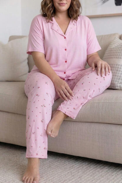 Toz Pembe Flower Desenli Büyük Beden Kısa Kollu Önden Düğmeli Bambu Kadın Pijama Takımı - 5
