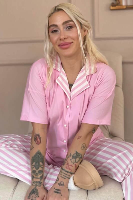 Toz Pembe Line Desenli Bambu Önden Düğmeli Kısa Kol Pijama Takımı - Pijamaevi