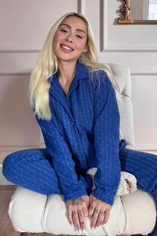 White Dotted Desenli Önden Düğmeli Peluş Polar Pijama Takımı - Pijamaevi (1)